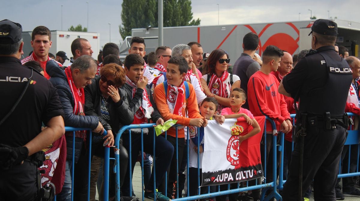 Fotos: La afición de la Cultural arropa a los jugadores antes del partido