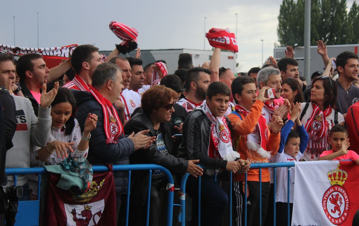 Fotos: La afición de la Cultural arropa a los jugadores antes del partido