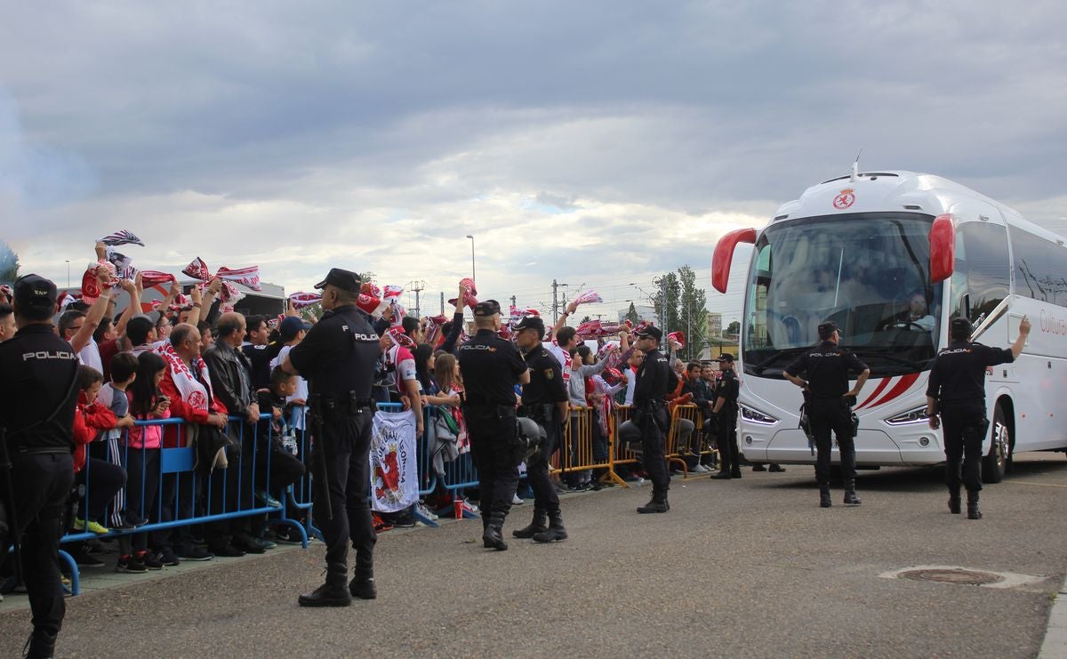 Fotos: La afición de la Cultural arropa a los jugadores antes del partido