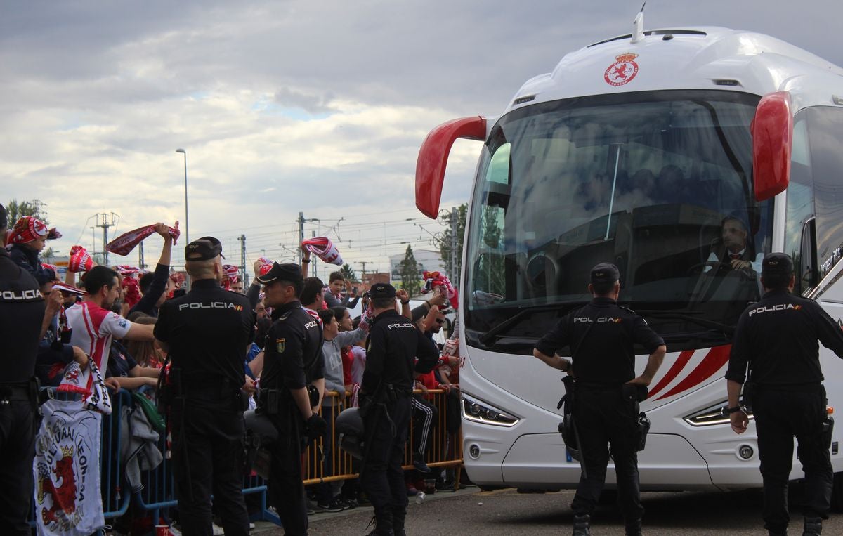 Fotos: La afición de la Cultural arropa a los jugadores antes del partido