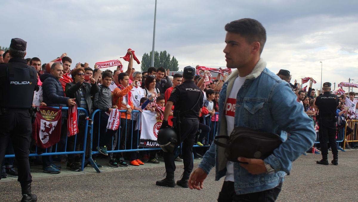 Fotos: La afición de la Cultural arropa a los jugadores antes del partido