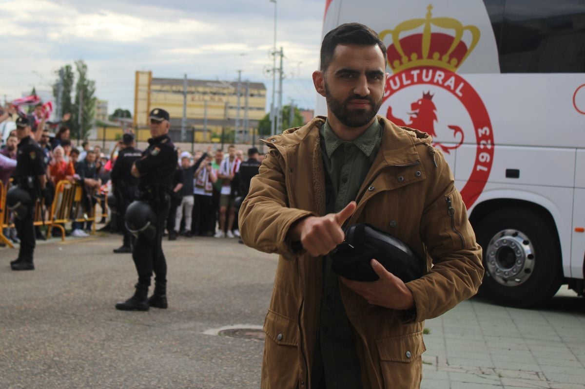 Fotos: La afición de la Cultural arropa a los jugadores antes del partido