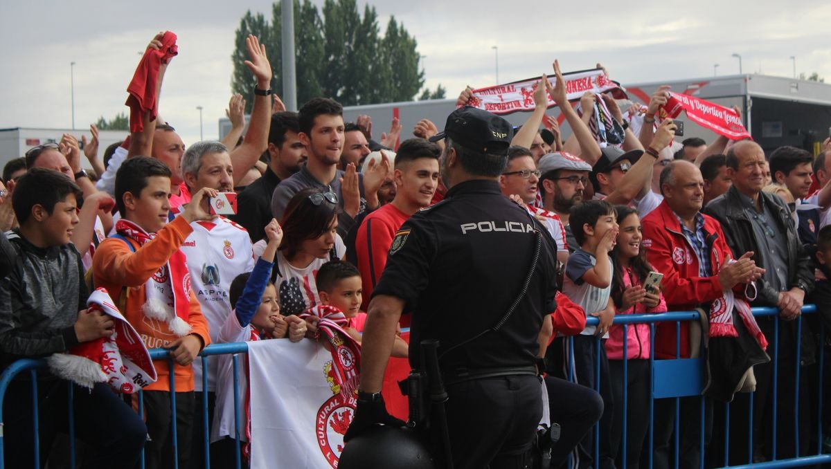 Fotos: La afición de la Cultural arropa a los jugadores antes del partido