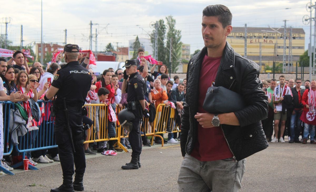 Fotos: La afición de la Cultural arropa a los jugadores antes del partido