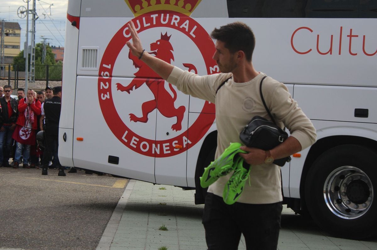 Fotos: La afición de la Cultural arropa a los jugadores antes del partido