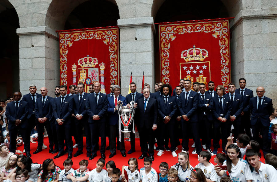 La comitiva blanca, con Florentino Pérez al frente, paseó la 'decimotercera' por las calles de la capital y festejó el título con los miles de aficionados que se reunieron en la fuente de Cibeles 