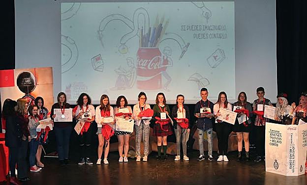 Foto de grupo de los galardonados con el primer premio del 58º Concurso Jóvenes talentos del relato corto de Coca Cola.