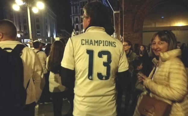 Un aficionado leonés luce su camiseta con las 13 Champions.