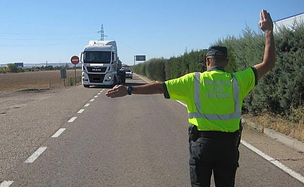 Un guardia civil detiene a un camión.