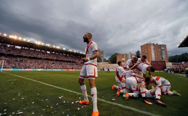 Los jugadores del Rayo celebran el gol de Alex Moreno. 