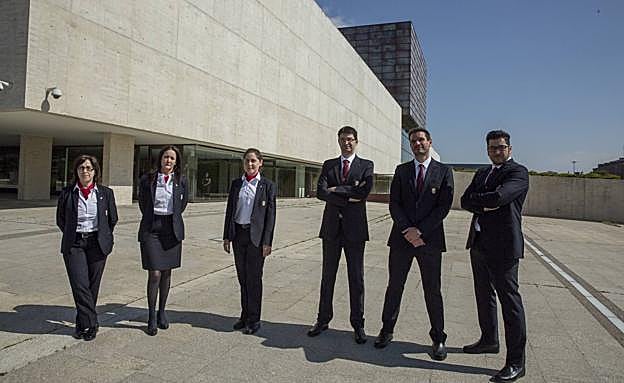Raquel Cilleruelo, Cristina Vilches, Natalia Fernández, Javier Prieto, David Rincón y Leandro Estévez, en el exterior de la sede las Cortes, su nuevo centro de trabajo. 