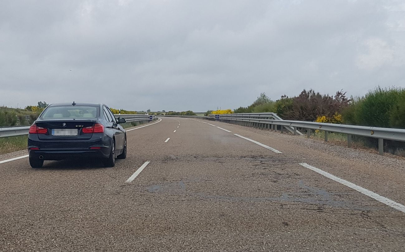 Más de 2.000 baches maltratan a conductores y vehículos en el tramo León-Benavente. El pésimo estado del vial obliga a los conductores a circular por la izquierda