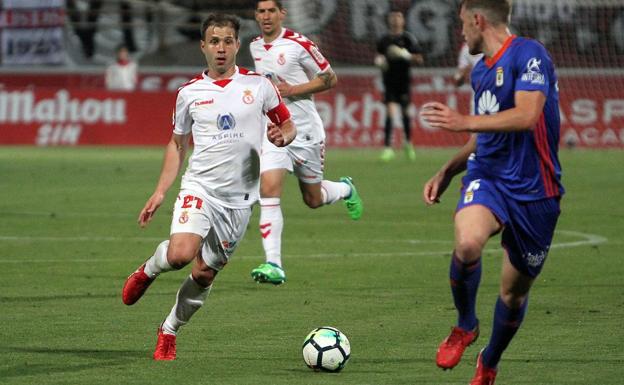 Antonio Martínez, en una acción ante el Real Oviedo.