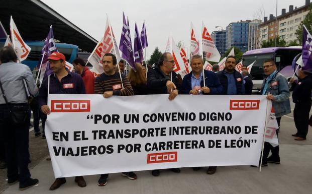 Concentración de los trabajadores del transporte interurbano de viajeros en la estación de autobuses de Ponferrada.