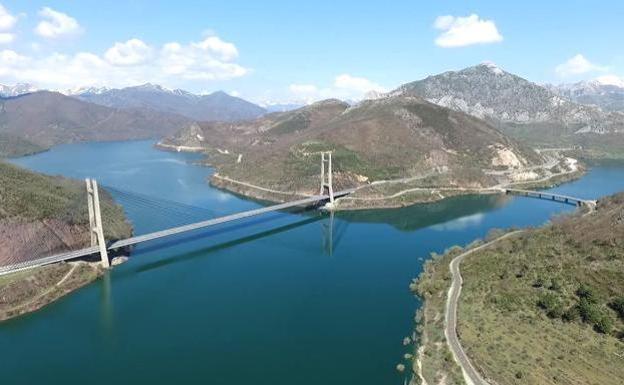 Vista aérea del pantano de Barrios de Luna. 