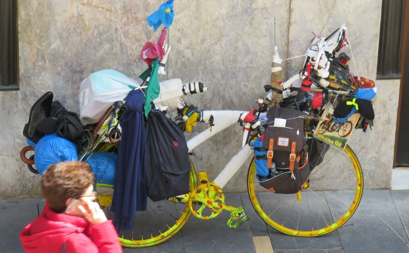 Es, con seguridad, la bicicleta del Camino que más metros tiene en su estructura | Quizá por ello se ha convertido en todo un reclamo en la Calle Ancha y el objeto de cientos de fotografías