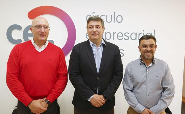 Los representantes de AEHL, CEL y Ayuntamiento, tras la firma del convenio.