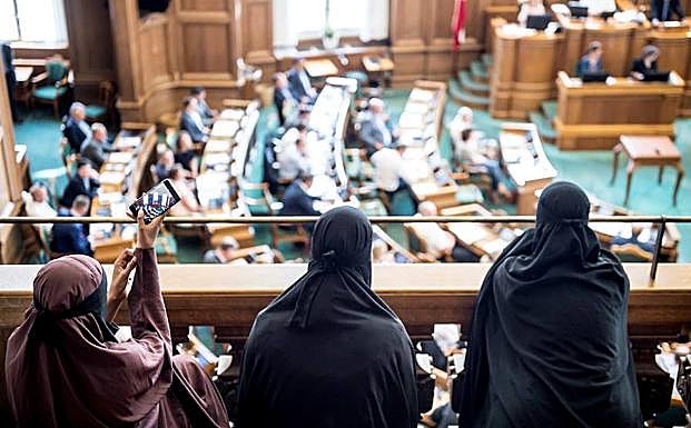 Mujeres que llevan nicab permanecen en la tribuna de invitados del Parlamento en Copenhague. 