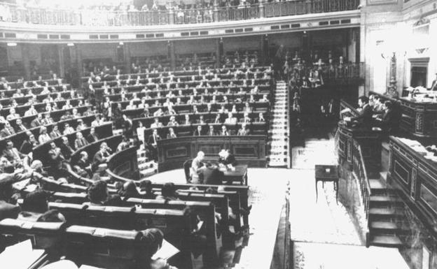 Adolfo Suárez interviene durante la moción de censura a la que se enfrentó en may de 1980.