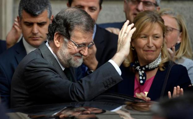 Barones del PP confían en que Rajoy guíe al partido hasta su renovación tras el verano