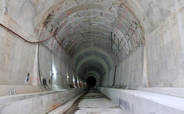 Túnel de la variante de Pajares, a la espera de las vías y la catenaria. 