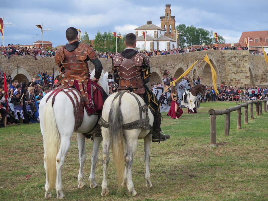 Fotos: Tradicional representación de las Justas medievales en Hospital de Órbigo