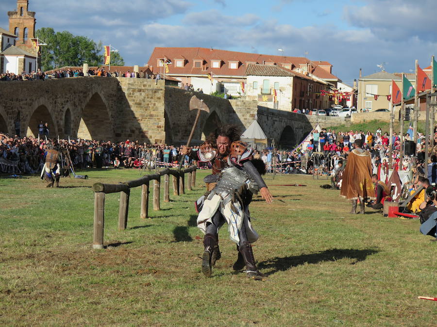 Fotos: Tradicional representación de las Justas medievales en Hospital de Órbigo