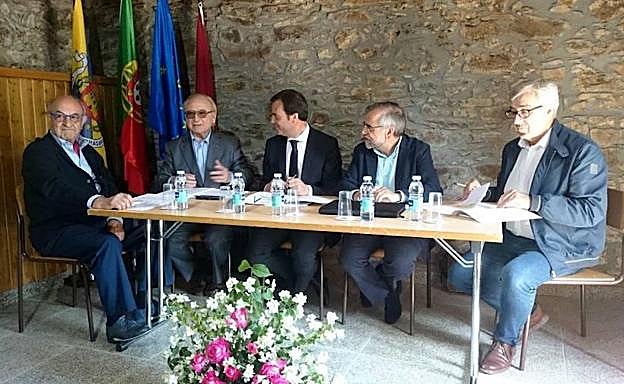 Reunión mantenida entre varios alcaldes.