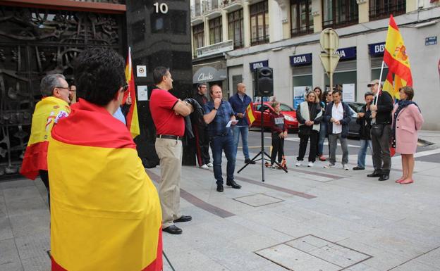 Imagen principal - Un centenar de leoneses piden «votar de verdad» para que no gobierne quien «destruye España»