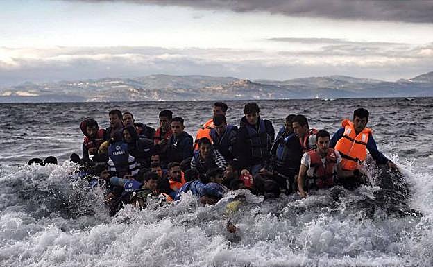 Foto de archivo de inmigrantes en la costa turca. 