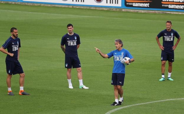 Mancini dirigiendo un entrenamiento de la Selección Italiana