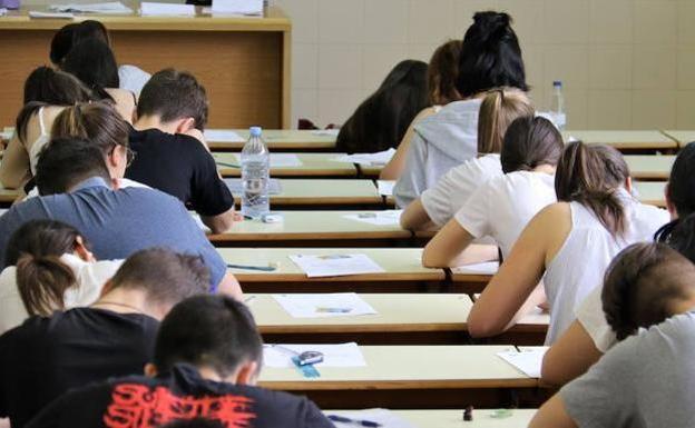 Estudiantes en la prueba de acceso a la universidad.