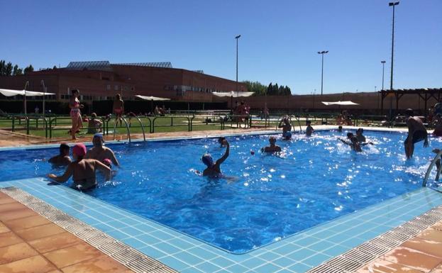 El Ayuntamiento de Astorga consolida sus piscinas de verano como centro de ocio acuático
