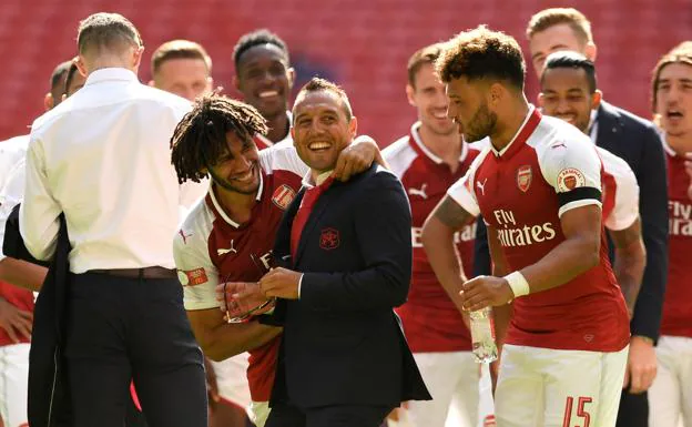 Santi Cazorla (c), durante su etapa en el Arsenal.