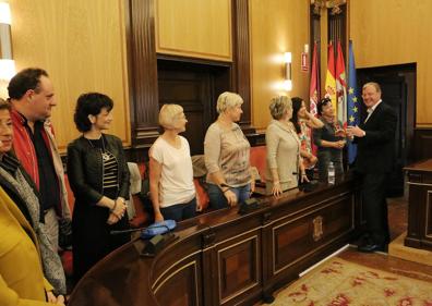 Imagen secundaria 1 - Silván recibe a 21 profesores del &#039;Erasmus +&#039;, que se están formando en el Colegio Agustinos León