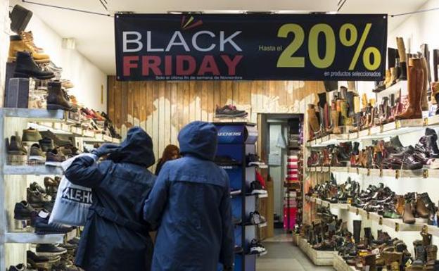 Escaparate de un comercio anunciando el Blacl Friday.