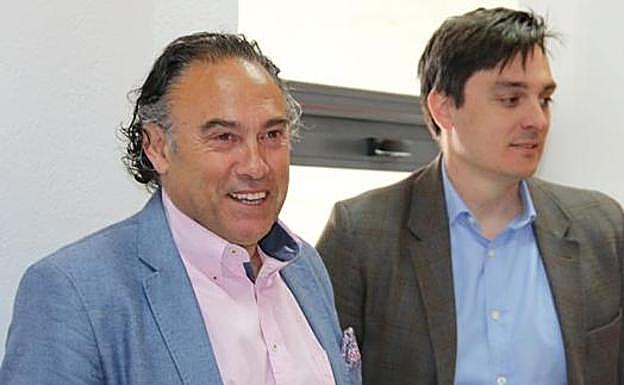 Felipe Llamazares, director general de la Cultural, junto a José Lasa, consejero del club.