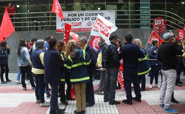 Trabajadores de Correos, durante el paro de León. 