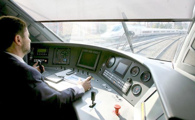 Imagen de un maquinista en el interior de una cabina de un tren AVE.