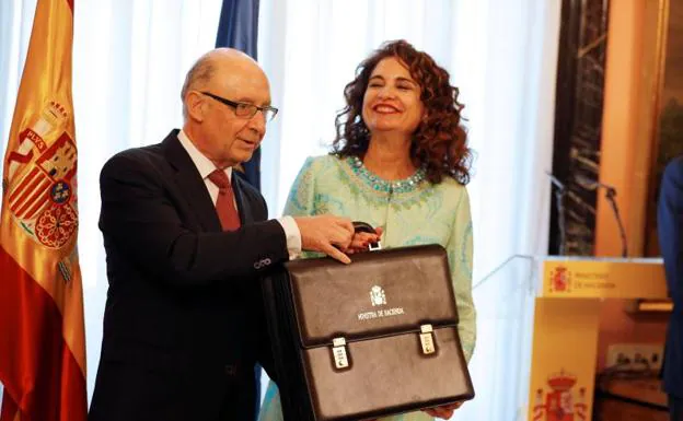 La ministra de Hacienda, María Jesús Montero, recibe la cartera de su antecesor Cristóbal Montoro.