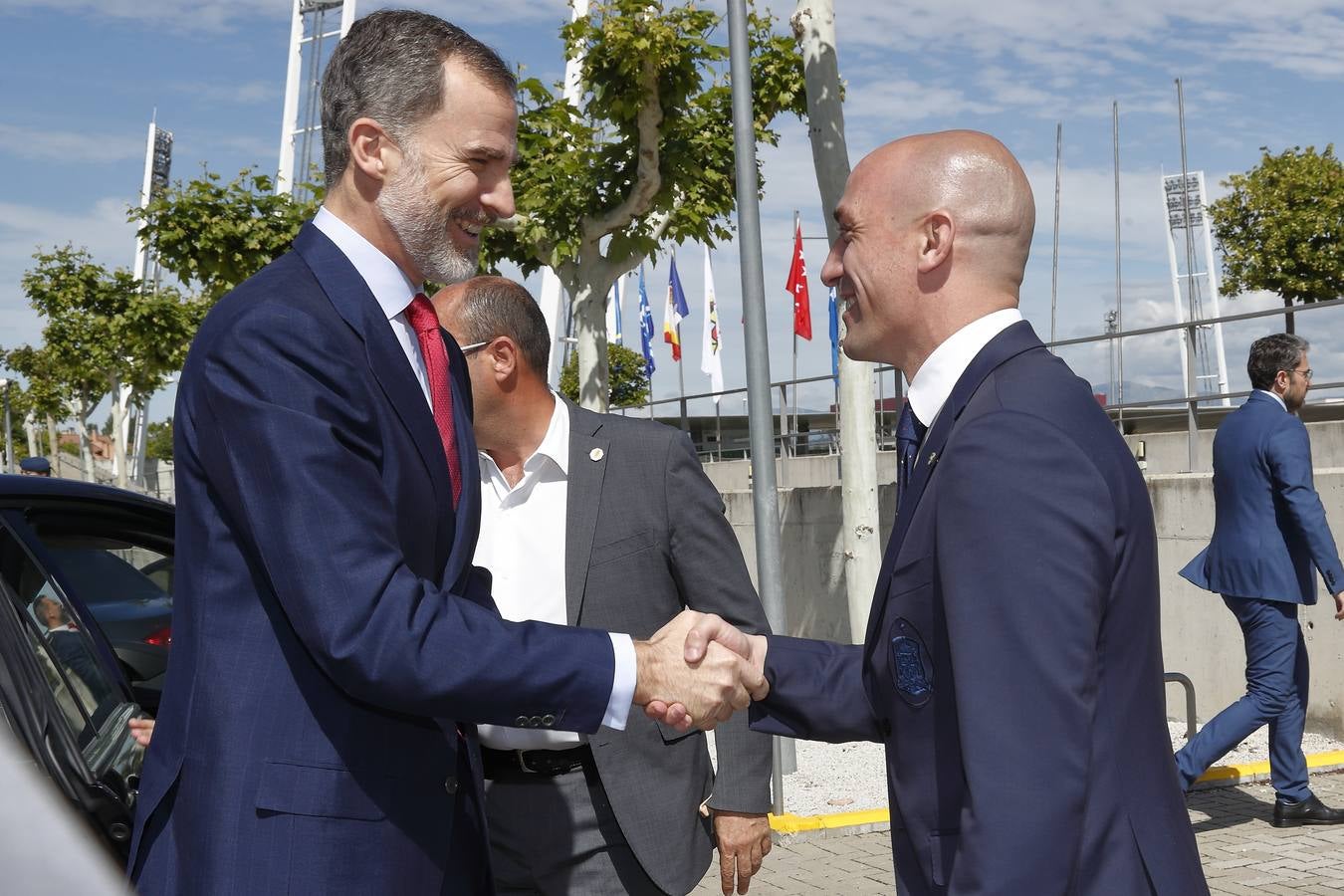 El monarca ha visitado a los jugadores del combinado nacional y a toda la delegación española en la Ciudad del Fútbol de Las Rozas