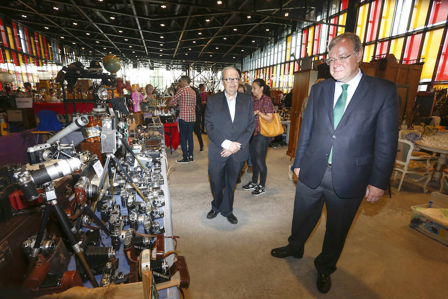Se abre en el Palacio de Exposiciones de León la Feria Vintage, una cita para los apasionados de las antiguedades.