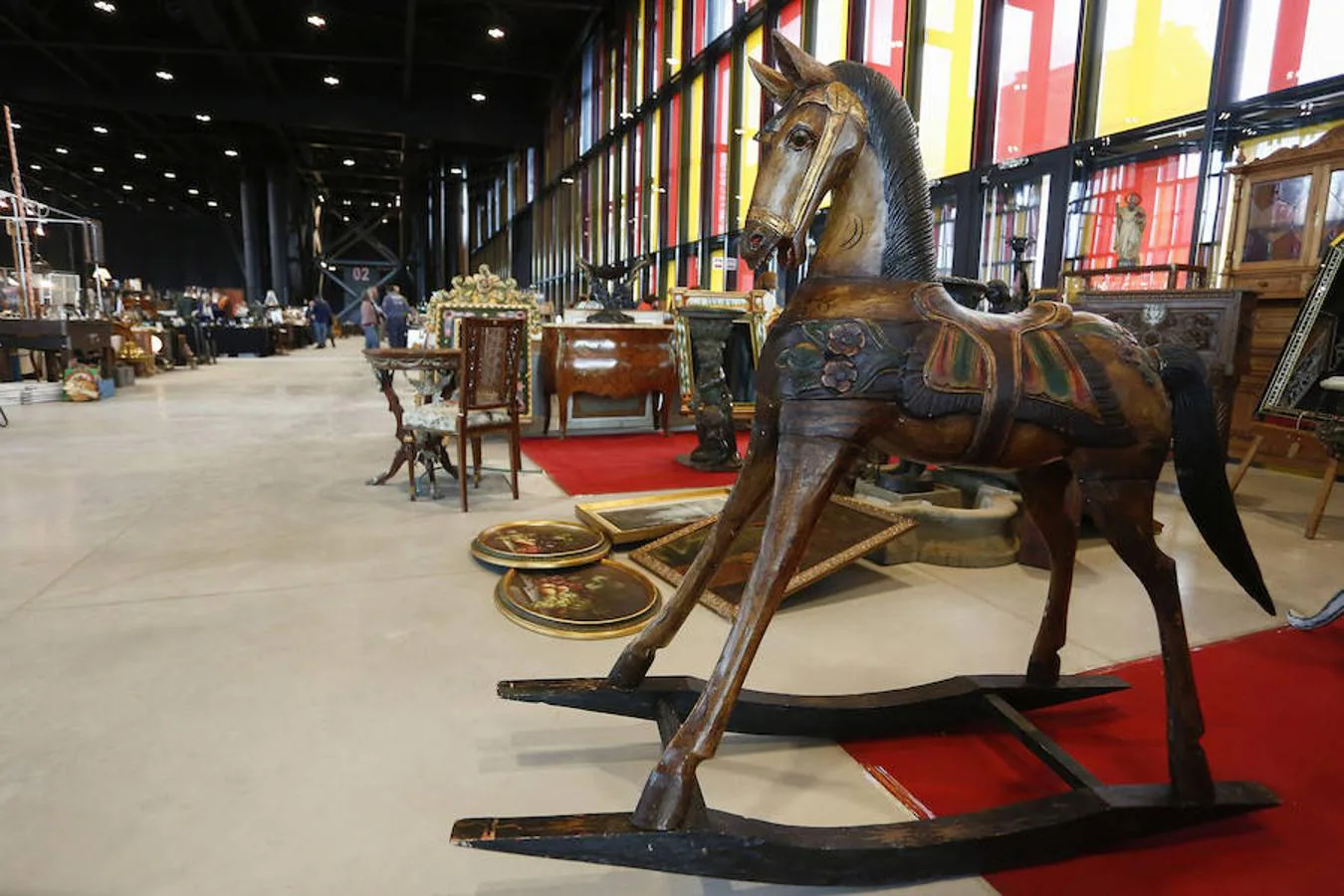 Se abre en el Palacio de Exposiciones de León la Feria Vintage, una cita para los apasionados de las antiguedades.