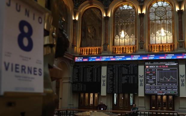 El Ibex-35 cae un 0,84% y pierde los 9.800 puntos