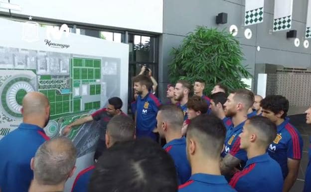 Los jugadores de la selección española, durante la visita a las instalaciones. 