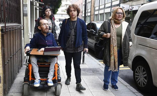 Galería. Pablo Echenique, en su llegada al Salón de Actos del Ayuntamiento de León.