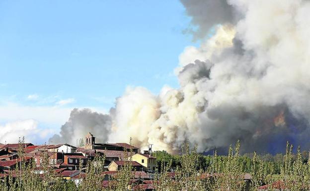 Columna de humo en las inmediaciones del Santa Colomba de Curueño en el incendio más grave de la comunidad en lo que va de año. 