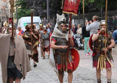 Imagen secundaria 1 - Un águila para llevar con orgullo y defender con la vida