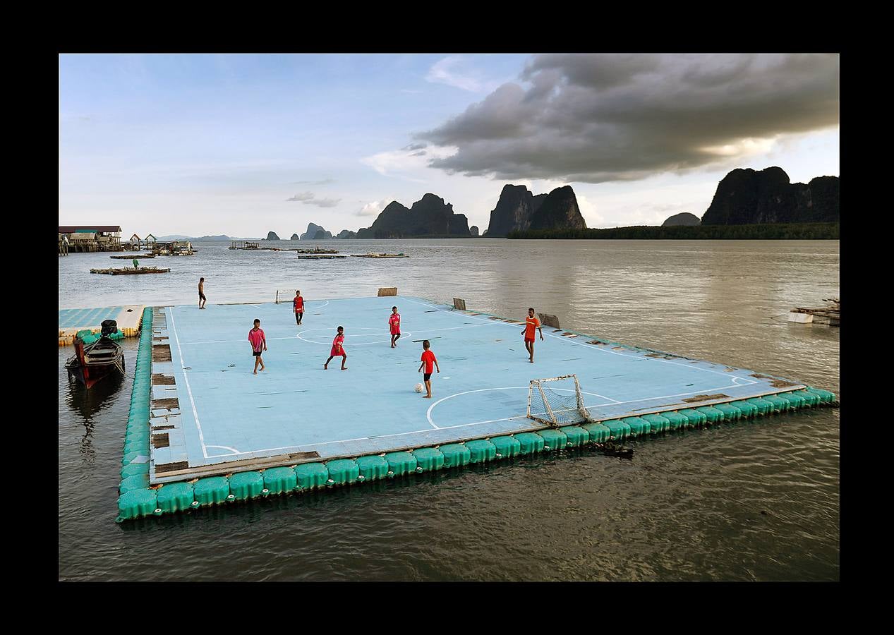 Mientras Rusia da los últimos retoques y cuida con esmero los estadios que serán sedes de la Copa del Mundo, el fútbol sigue practicándose en una sorprendente variedad de escenarios. Lo mismo da una plataforma flotante frente a las costas de Tailandia, que un campo nevado en el norte de Italia o las polvorientas calles de centenares de suburbios, pueblos y aldeas remotas. Los ídolos exhibirán su grandeza rodeados de boato en un espectáculo global, que comenzará el día 14, mientras jóvenes de todo el mundo patean rudimentarias pelotas en las calles. Algunos incluso descalzos.