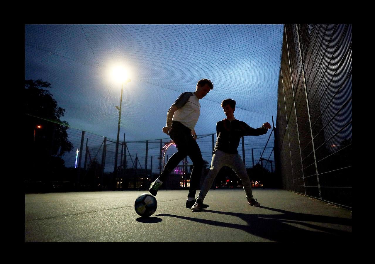 Mientras Rusia da los últimos retoques y cuida con esmero los estadios que serán sedes de la Copa del Mundo, el fútbol sigue practicándose en una sorprendente variedad de escenarios. Lo mismo da una plataforma flotante frente a las costas de Tailandia, que un campo nevado en el norte de Italia o las polvorientas calles de centenares de suburbios, pueblos y aldeas remotas. Los ídolos exhibirán su grandeza rodeados de boato en un espectáculo global, que comenzará el día 14, mientras jóvenes de todo el mundo patean rudimentarias pelotas en las calles. Algunos incluso descalzos.